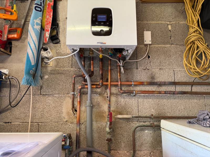 Détail du panneau de commande digital Écran intégré pour un contrôle simple et précis, compatible avec thermostat sans fil programmable.